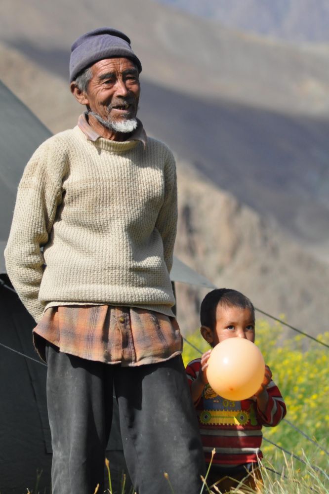 Le médecin amchi et son petit-fils, futur amchi