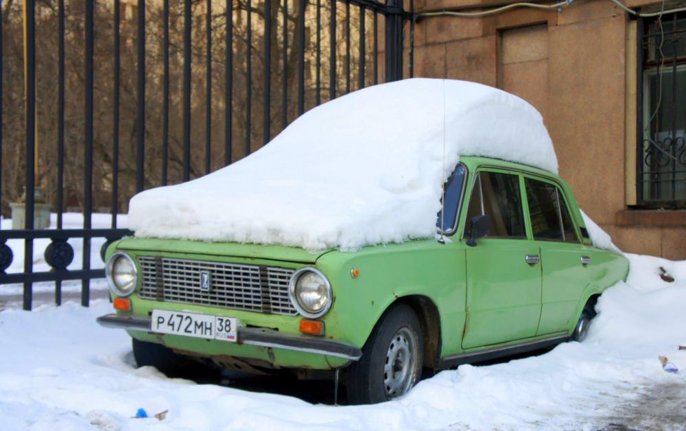 Voiture recouverte par la neige en Russie