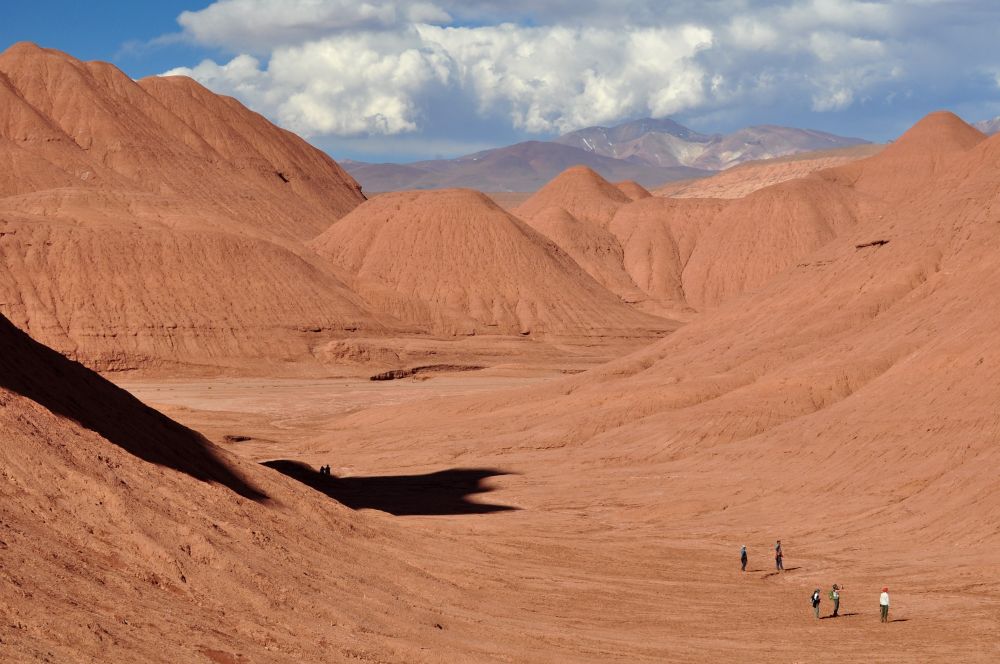 Randonneurs dans le desierto del Diablo, près de Tolar Grande, Argentine