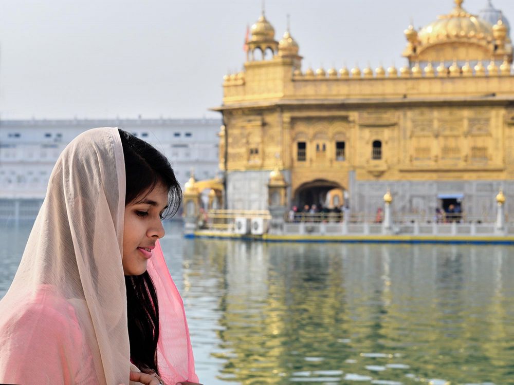 Femme devant le temple d'or d'Amristar