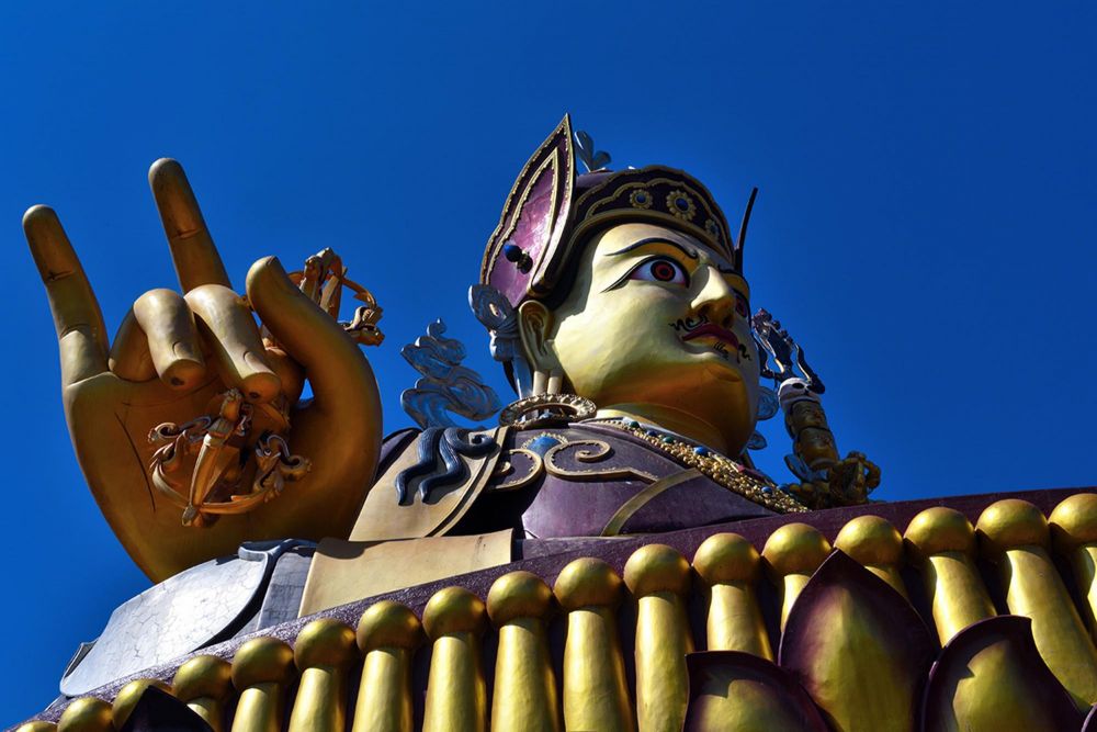 Statue du lac Rewalsar dans l'Himachal Pradesh