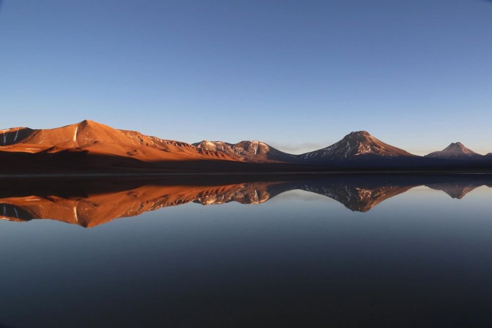 Reflet de volcan sur une lagune de l'Altiplano