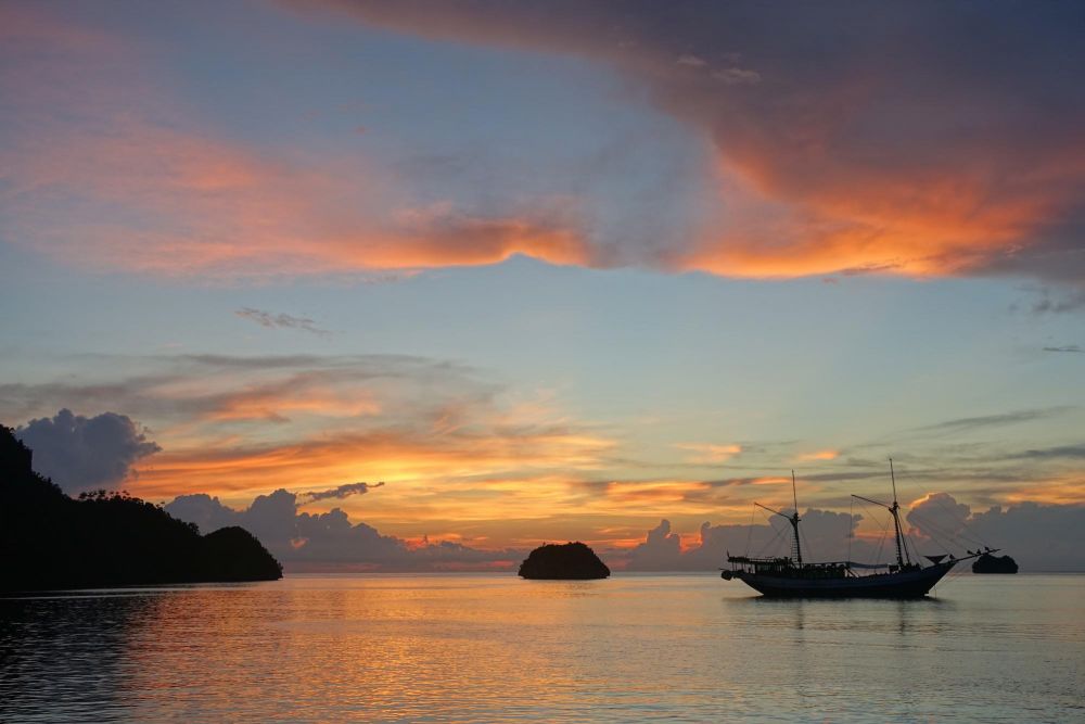 Papouasie, coucher de soleil croisière Raja Ampat