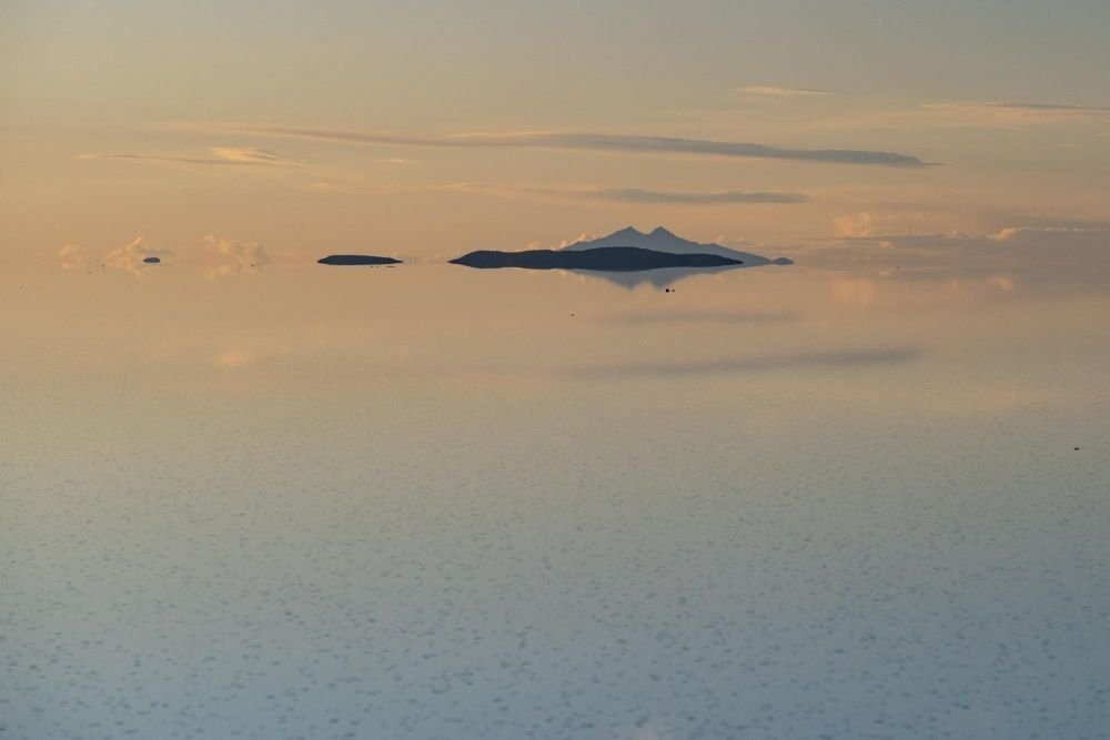 Mirage ou Volcan Thunupa sur le salar d'Uyuni - Bolivie