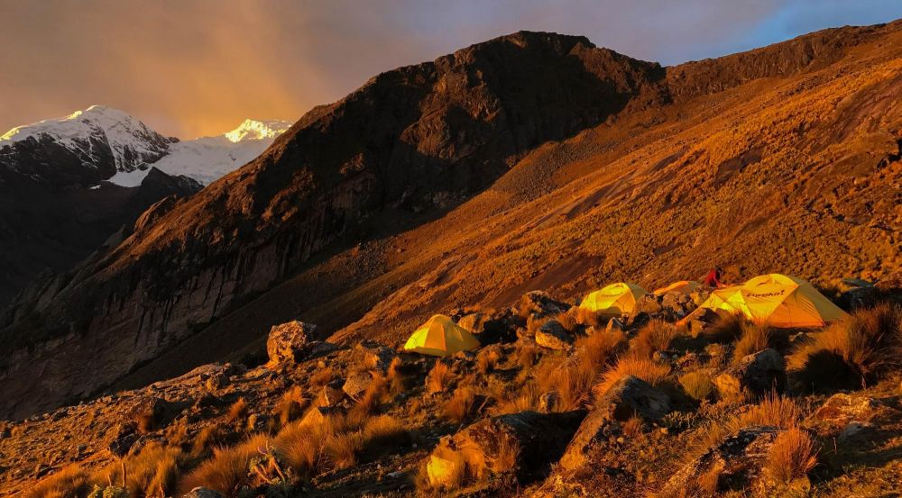 Campement au dessus de la laguna Jancarurish, Cordillère Blanche, Pérou