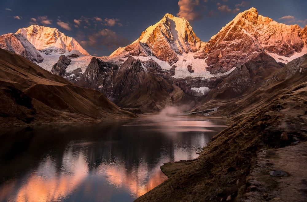 Lumières du soir depuis le campement de Carhuacocha. De gauche à droite, le Siula Grande 6344m, le Yerupaja 6617m et le Yerupaja Chico 6121m