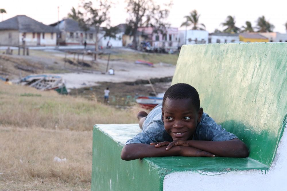 Enfant sur un banc