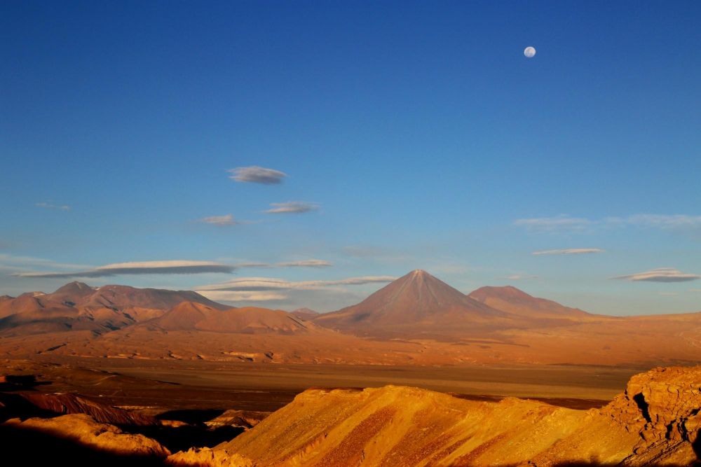 Lumières du soir sur le volcan Licancabur, depuis la Vallée de la Lune, Chili