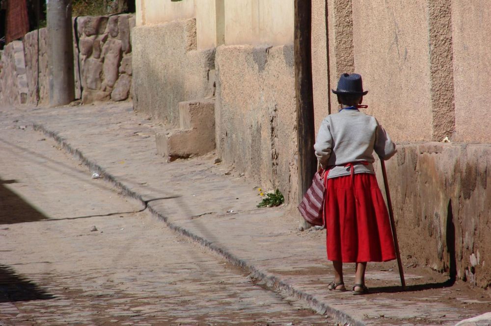 Villageoise dans les rue de Tilcara, Quebrada de Humahuaca, Argentine