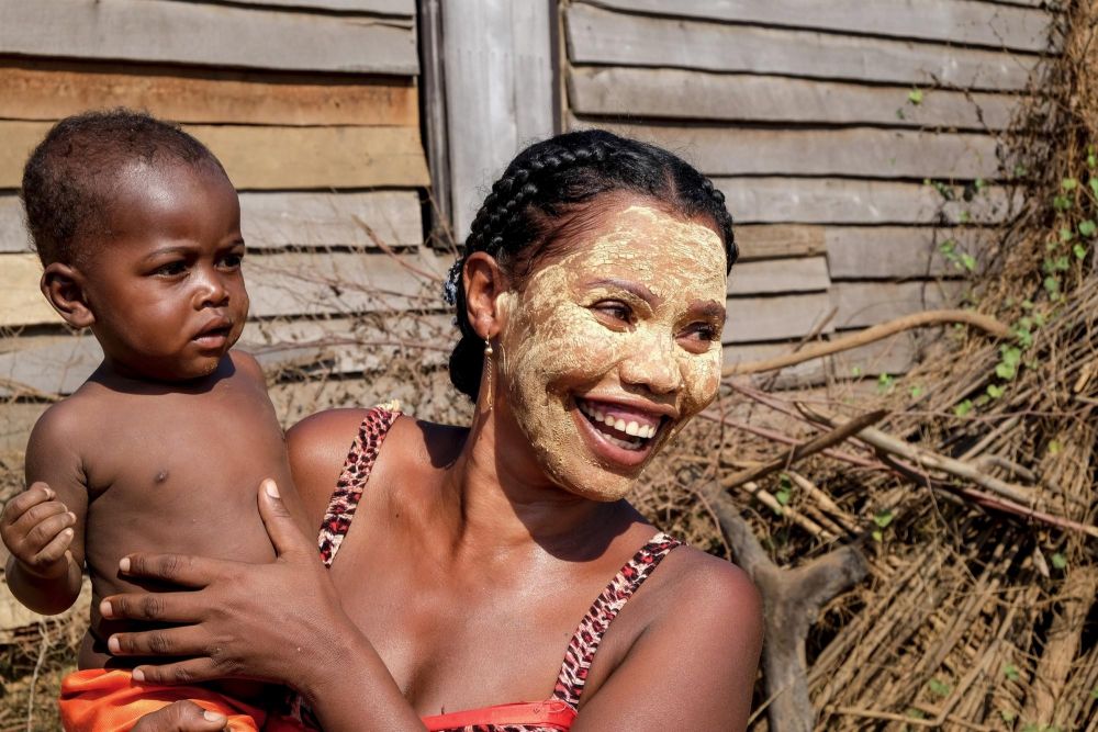 Femme malgache et son enfant