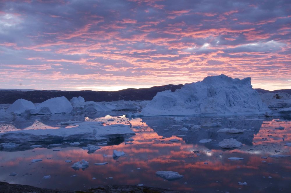 Coucher de soleil sur le fjord Sermilik au Groenland