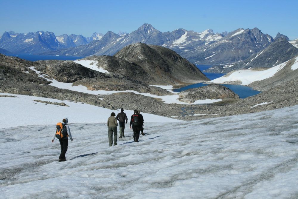 Randonneurs face aux fjords au Groenland