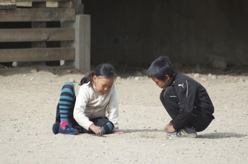 Enfants jouant à Tiniteqilaaq au Groenland