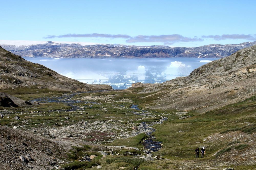 Randonneurs près du fjord Sermilik au Groenland