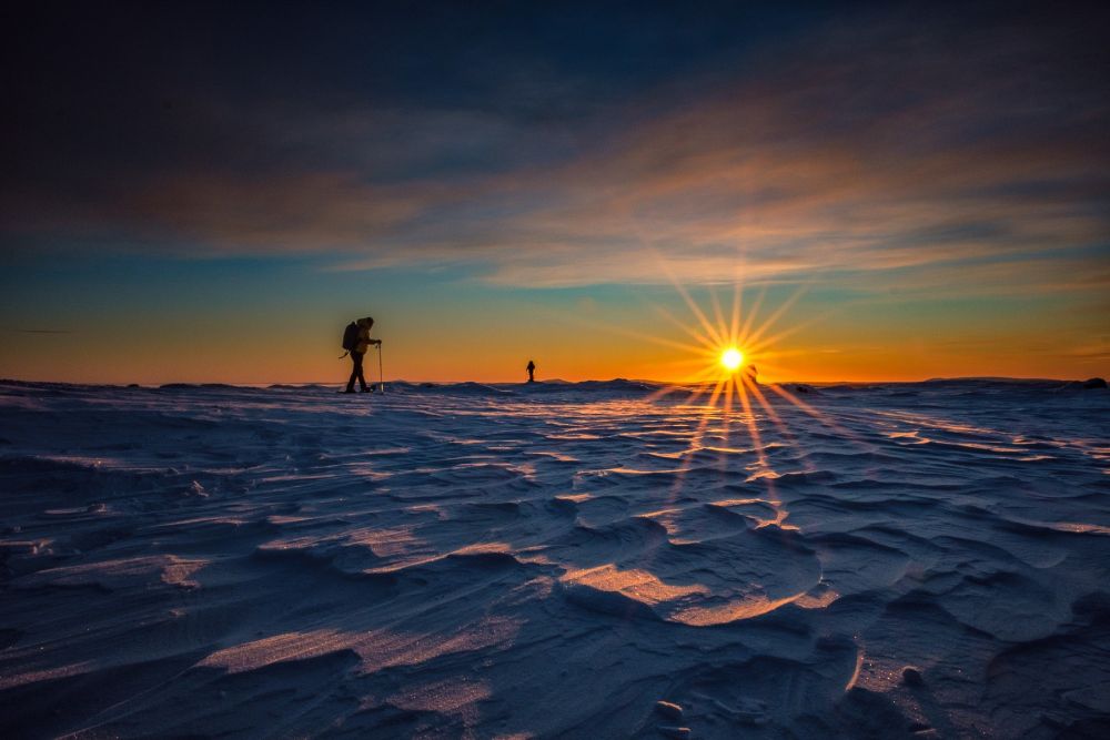 Lever de soleil en hiver en Laponie, Finlande