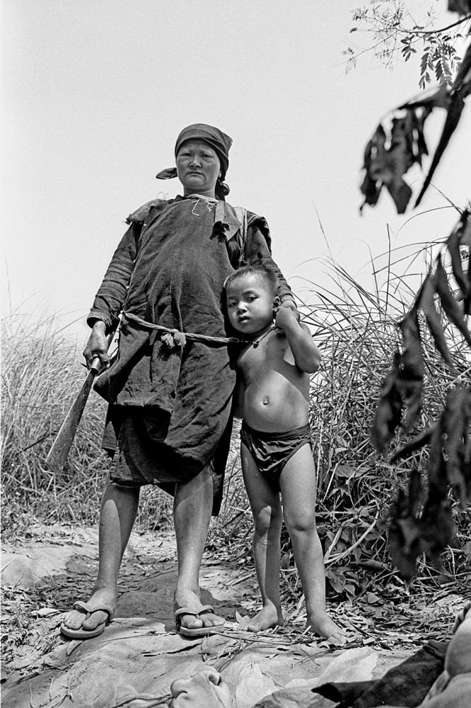 Portrait en Noir et blanc d'une femme et de son fils, au Laos