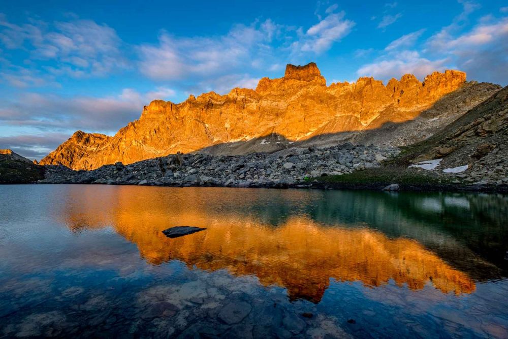 Le soleil illumine les faces calcaire de Haute Ubaye