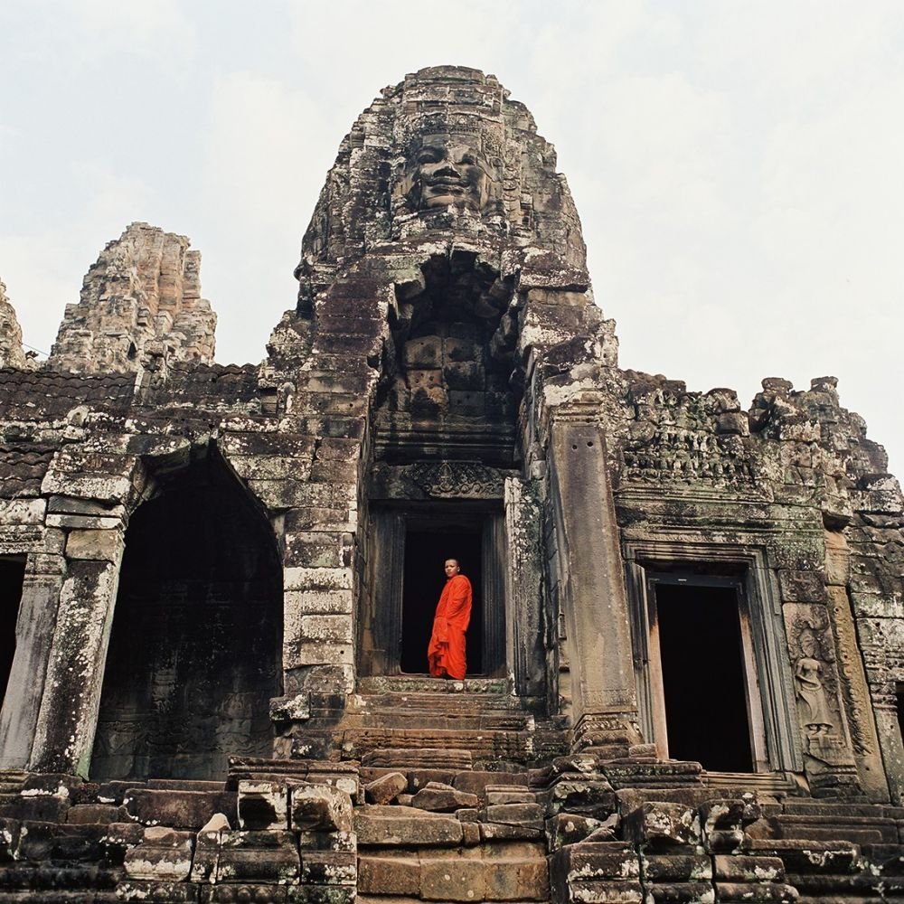 Moine devant le Bayon, Angkor Thom, lors d'un voyage photo au Cambodge