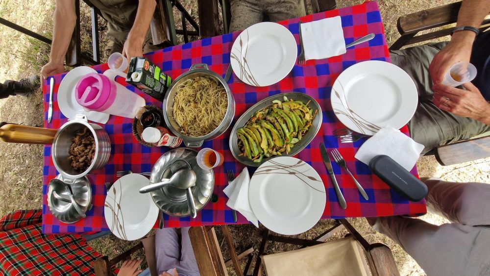 repas nappe maasai safari kenya