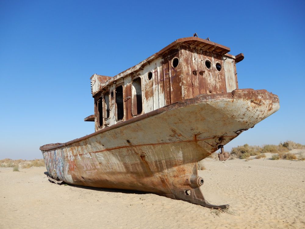 Le cimetière de bateaux de l'ancienne mer d'Aral à Muynak