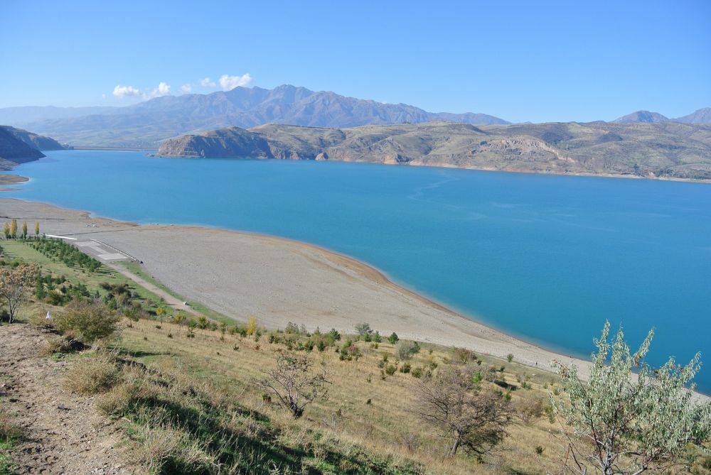 La vue sur le lac Charvak depuis les Monts célestes