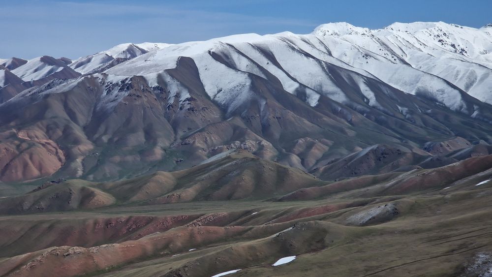 Montagnes multicolores et saupoudrées de neige dans la descente vers Kyzart