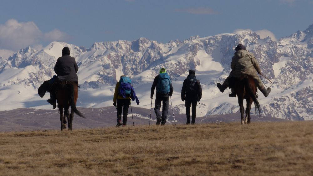 Randonnée avec vue sur le chainon des Tien Shan faisant frontière avec la Chine