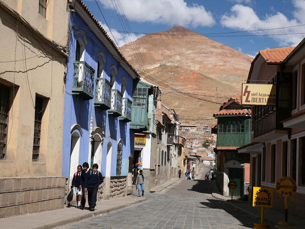 Dans les rues de Potosi , en arrière plan le Cerro Rico