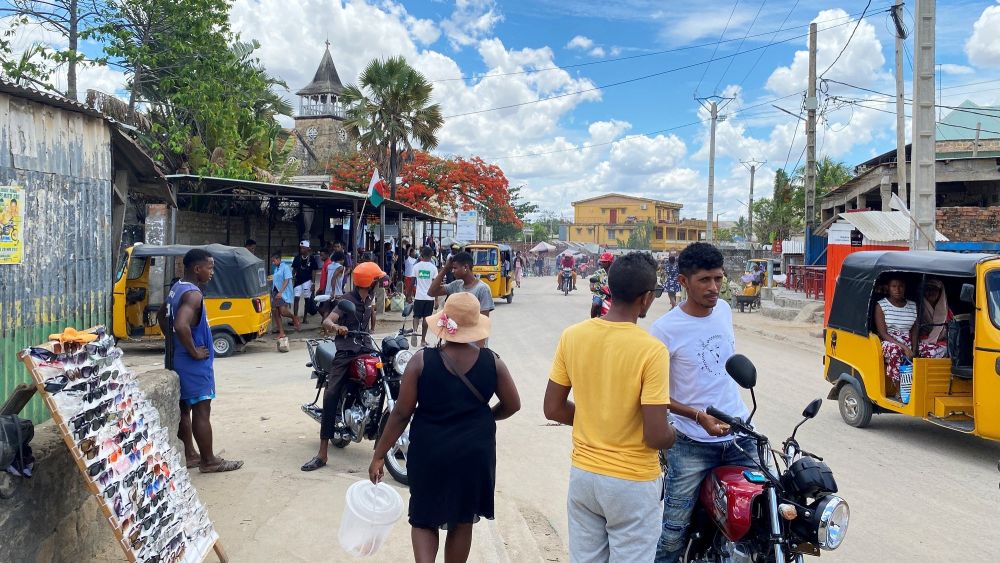 Scène de rue à Ambilobe  en direction de Diego Suarez, nationale 6