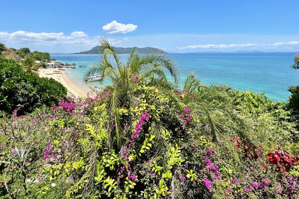 Vue sur le village de pêcheurs sa plage et son lagon depuis l'écolodge, Nosy Komba