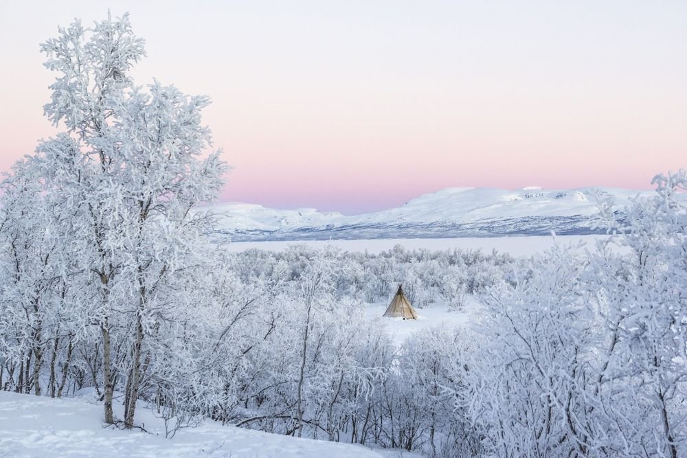 Tipi sur le lac Torneträsk, Laponie