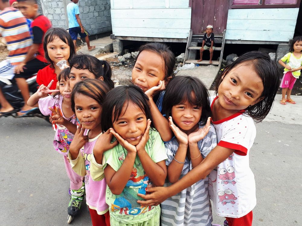 Groupe de petites filles souriantes