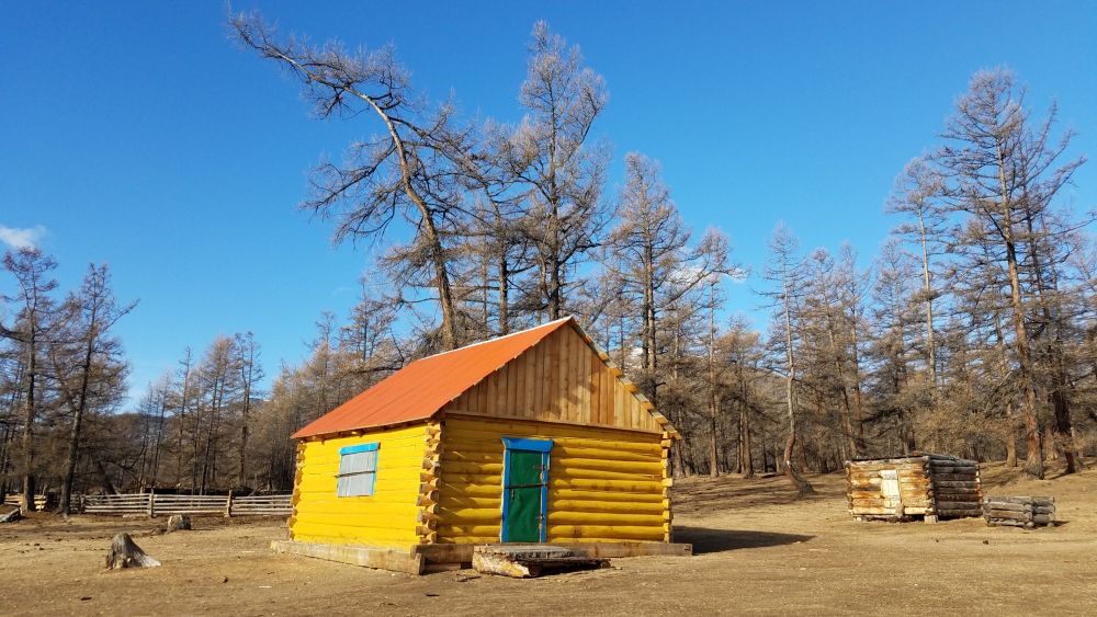 Cabane en rondin colorée également typique de la Taïga sibérienne