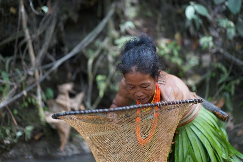 femme Mentawai pêchant au filet