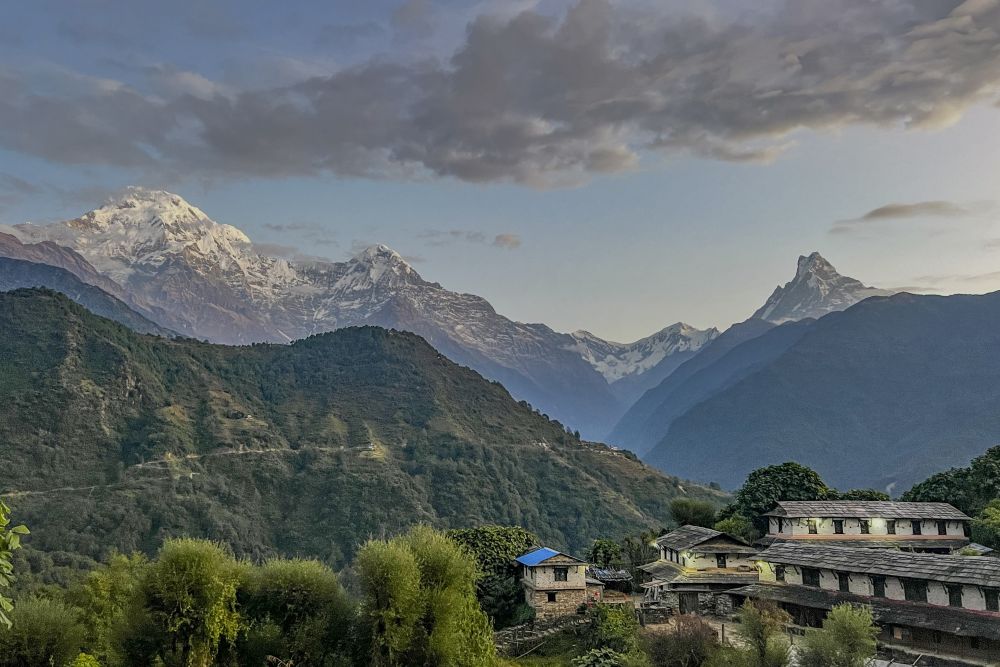 Le jour se lève sur le Machhapuchhare au Népal