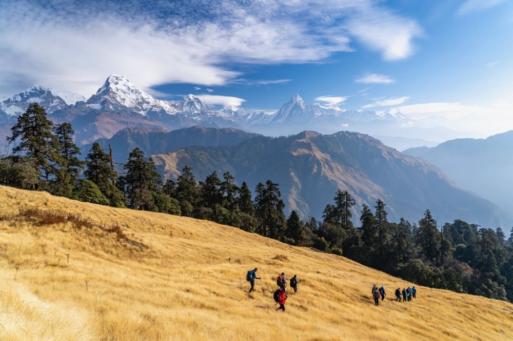 Le groupe marche face au Machapuchare lors du Trek des balcons des Annapurnas au Népal