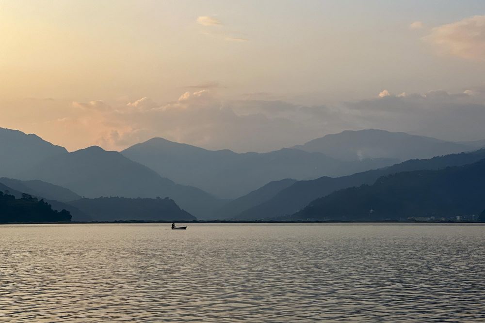 Fin de ce trek au Népal sur le lac Phewa Tal, à Pokhara