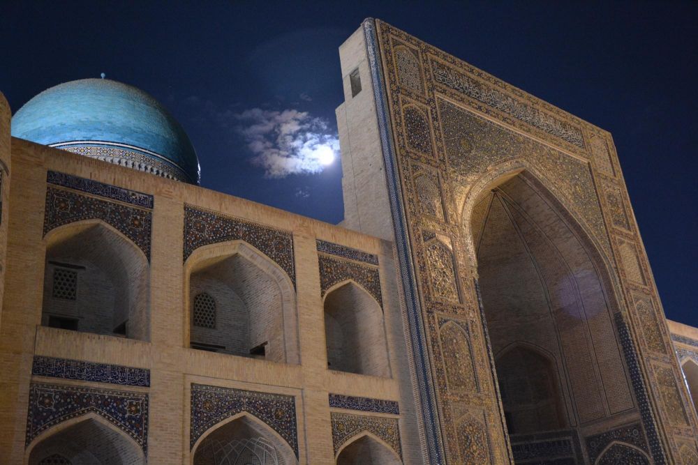 Ambiance et illuminations sur le majestueux Registan by night