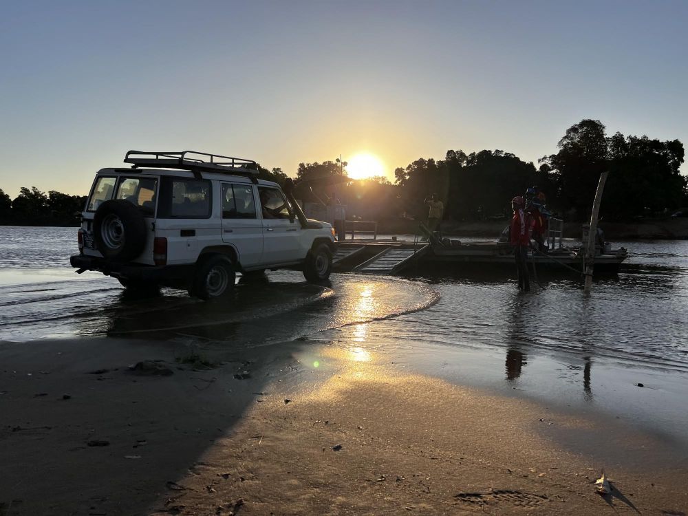 Traversée en bac de la rivière Manambolo