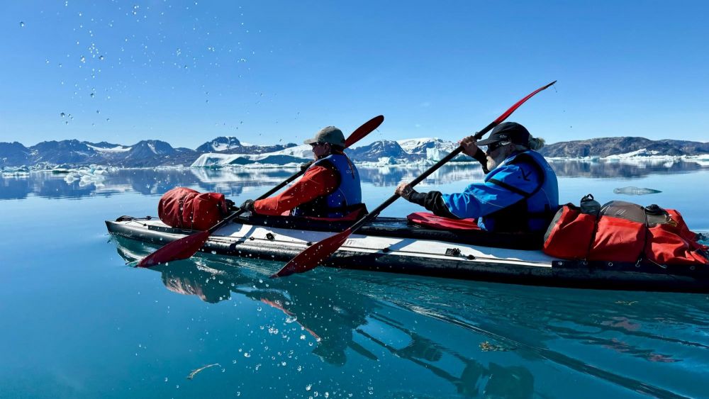 kayakistes au milieu des icebergs