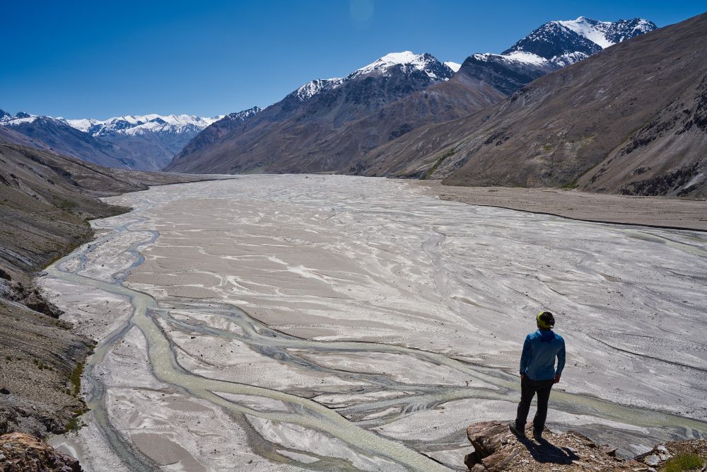 Contemplation d'une plaine alluviale et immensité des espaces