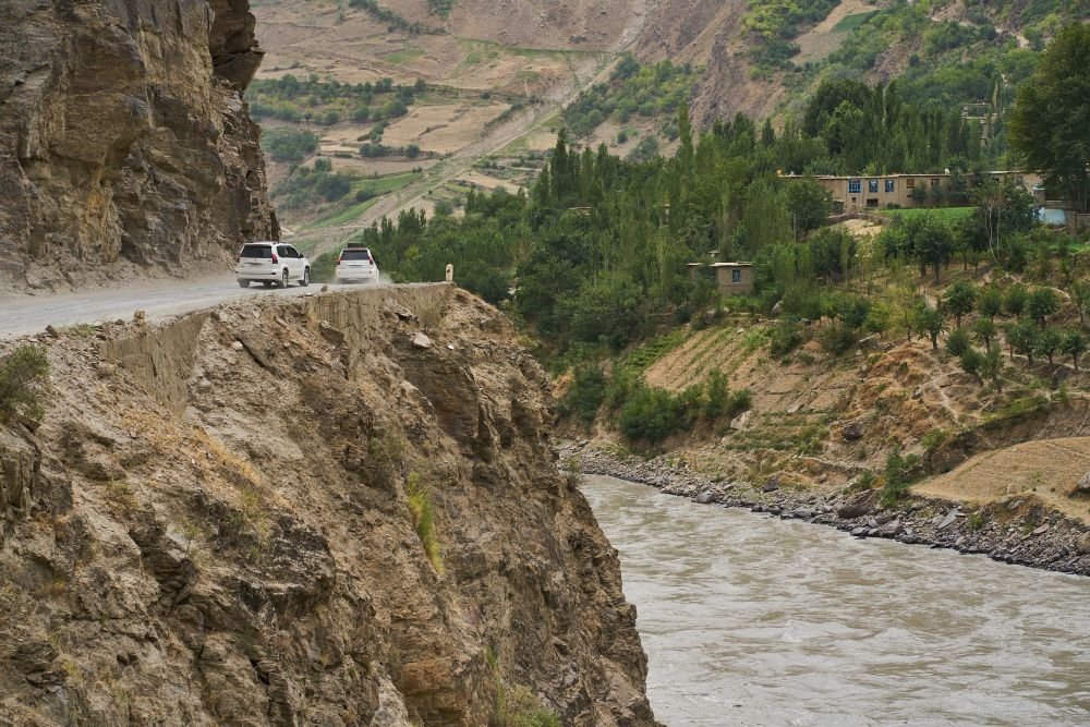 La Pamir Highway longe et surplombe la rivière Pianj