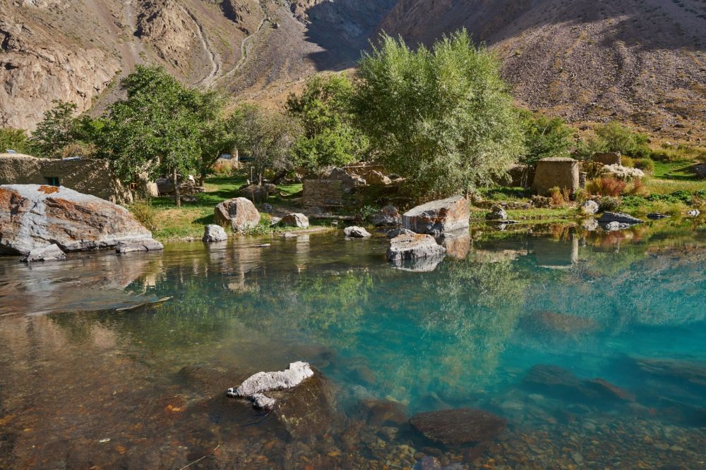 La pureté des lacs de montagne, ici à Chadin dans la vallée de Jizev