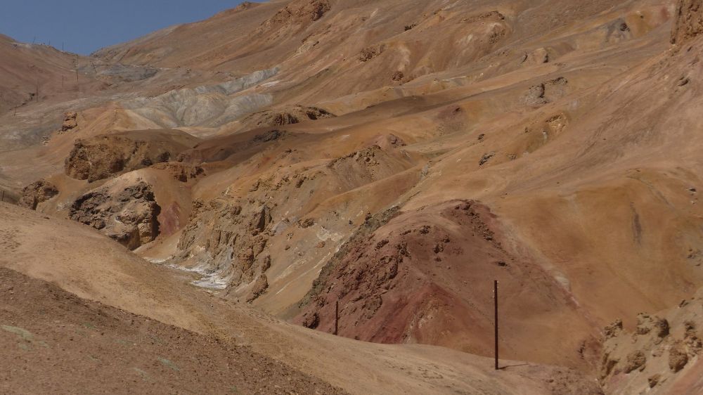 Aux abords de l'Ak-Baital Pass 4655m  la montagne se colore sur la Pamir Hihgway