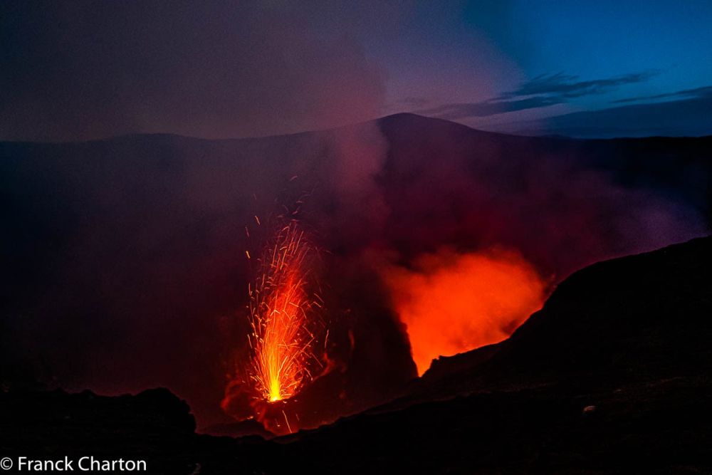 Eruption du volcan Yasur, Ile de Tanna, Vanuatu, au coucher du soleil