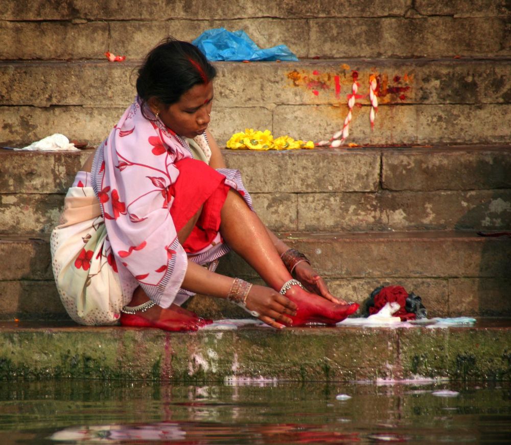 ablutions matinales sur les ghats à Varanasi, Inde