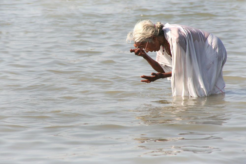 Ablutions matinales sur les ghats à Varanasi, Inde