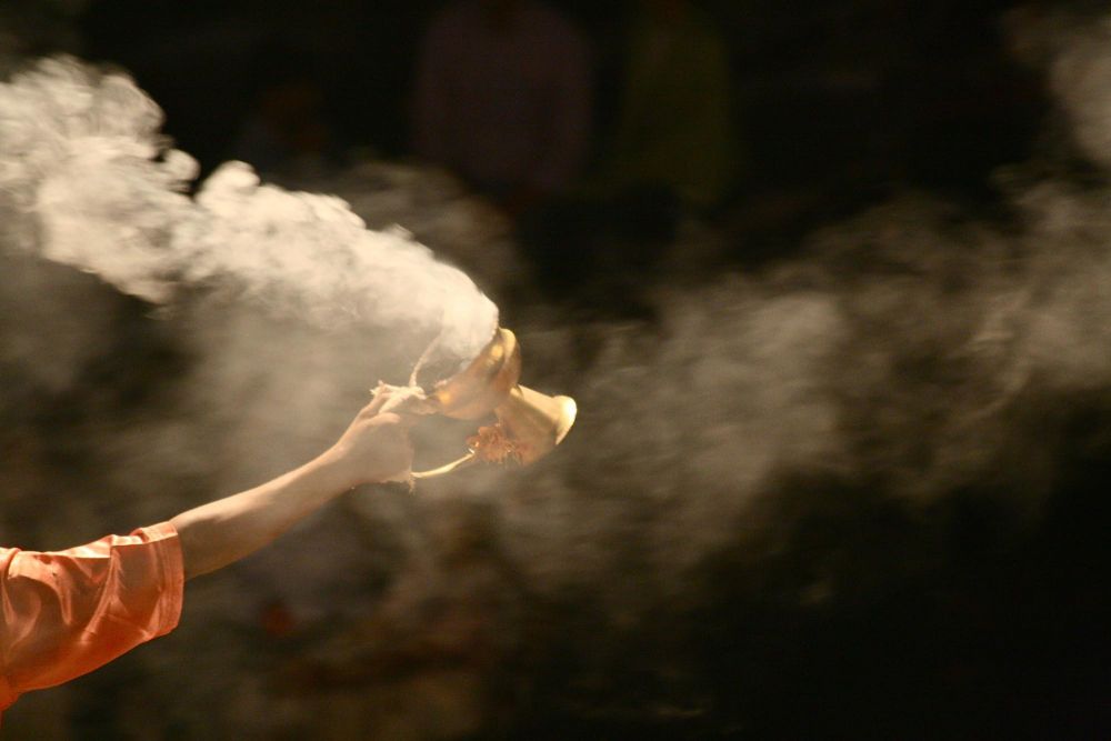 Pooja,cérémonie du soir sur les ghats à Varanasi