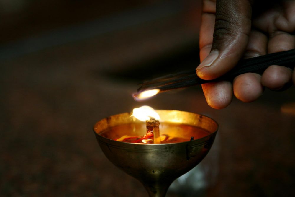 Pooja (cérémonie) du soir sur les ghats à Varanasi