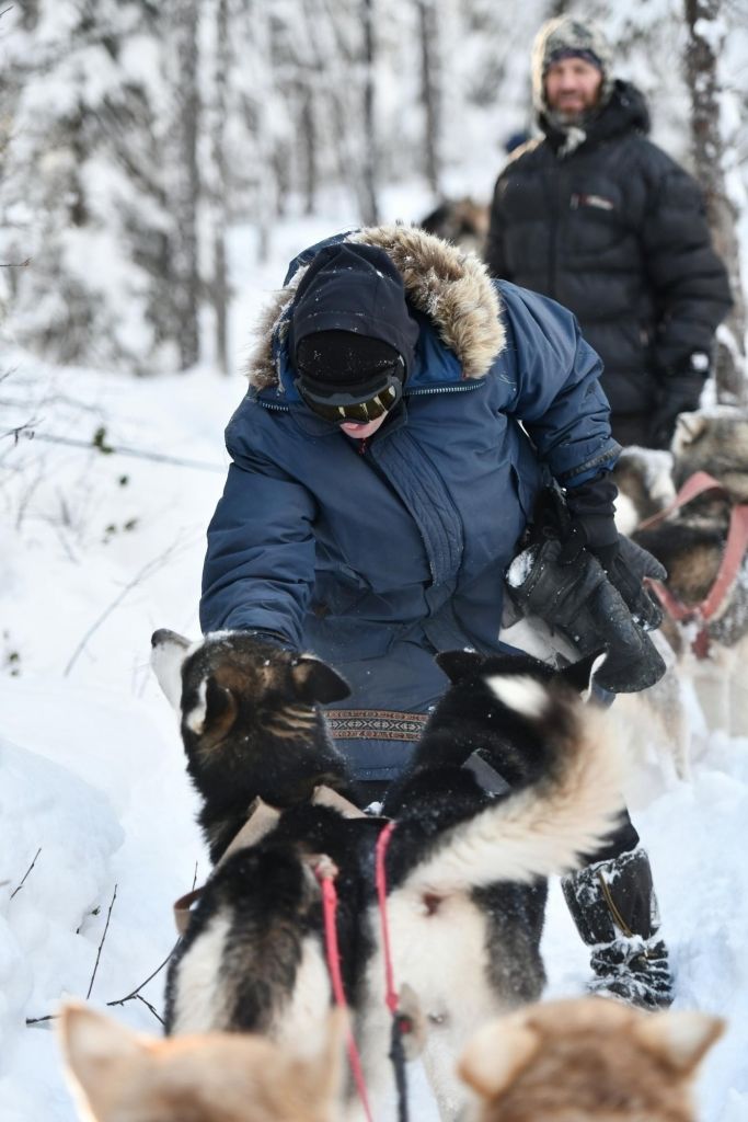 traineau devant une cabane lors d'un raid polaire au québec